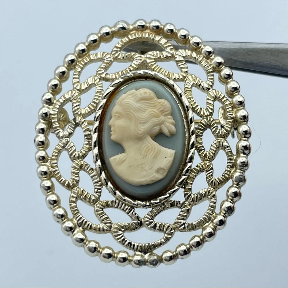 Vintage Sarah Coventry Gold Filigree Blue Cameo Brooch Pin Oval